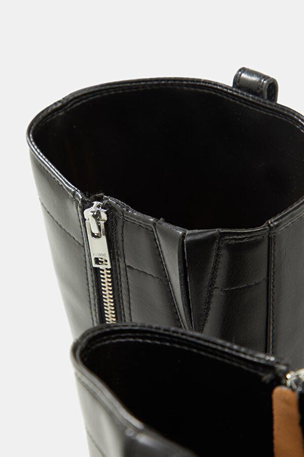 BLACK BOOT 6