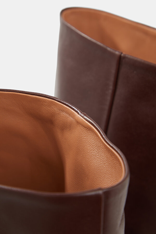 BROWN LEATHER BOOT 6