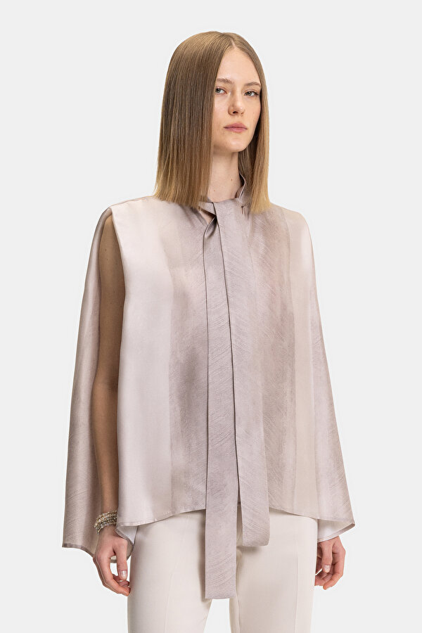 POWDER V NECK SLEEVELESS BLOUSE