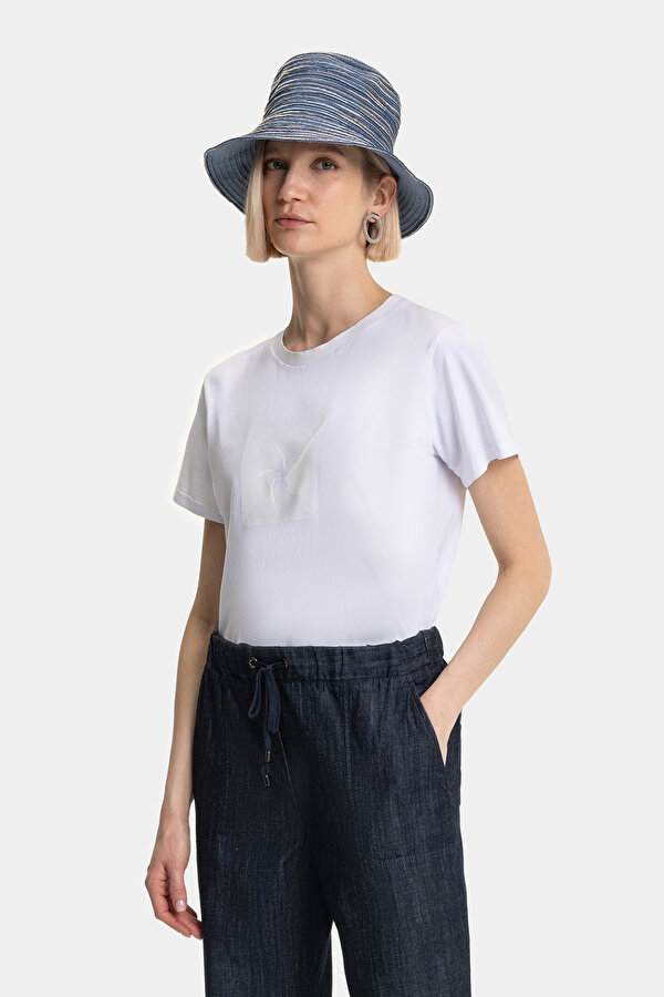 WHITE BASIC / ROUND NECKLINE SHORT SLEEVE TSHIRT