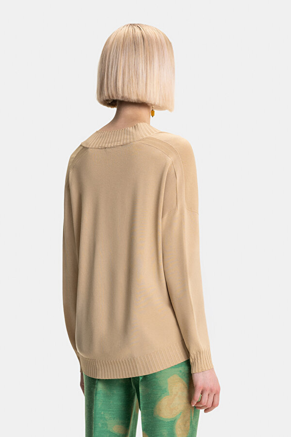 BEIGE V NECK 2