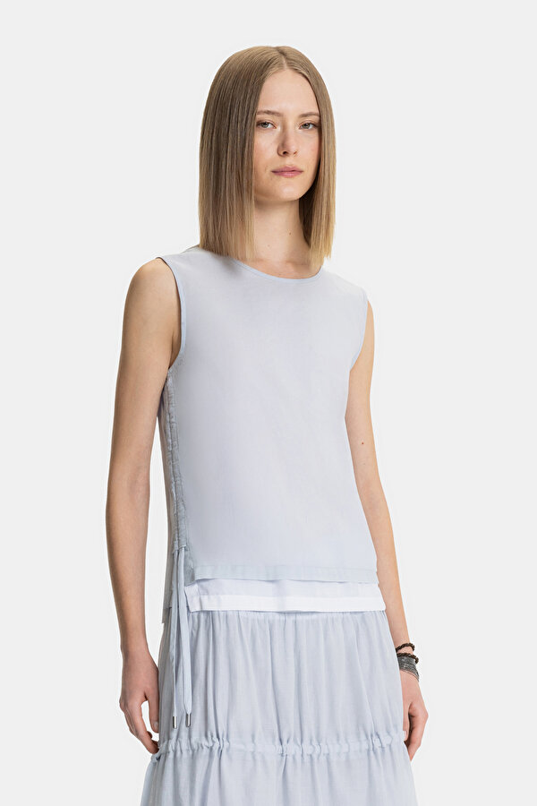 LIGHT BLUE BASIC / ROUND NECKLINE SLEEVELESS BLOUSE