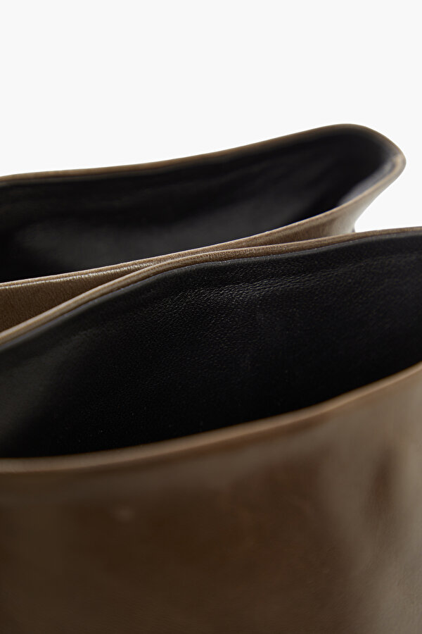 BROWN LEATHER BOOT 6