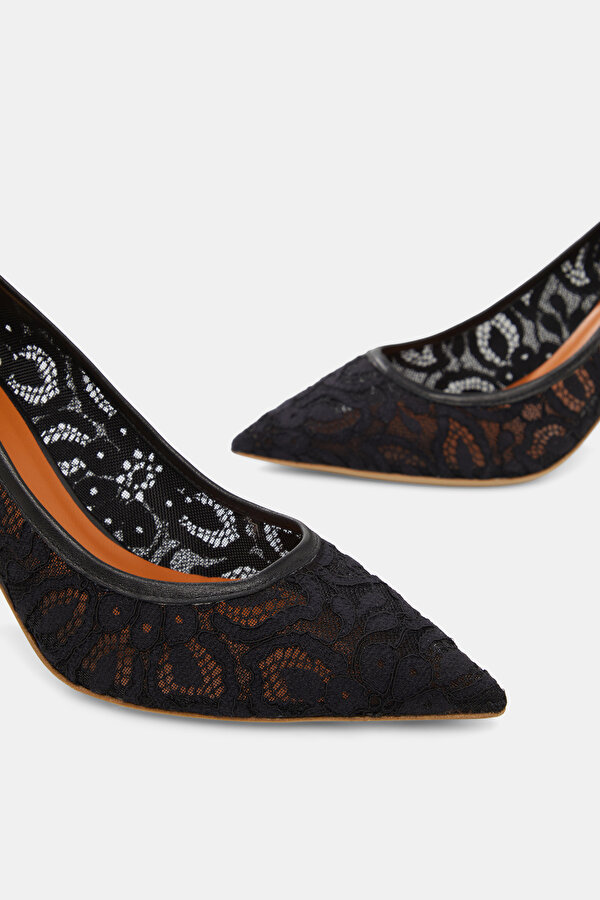 BLACK LACY LACE SHOE 6