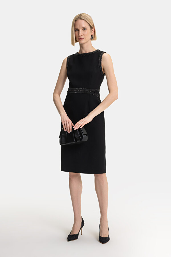 BLACK SLEEVELESS BELOW THE KNEE DRESS