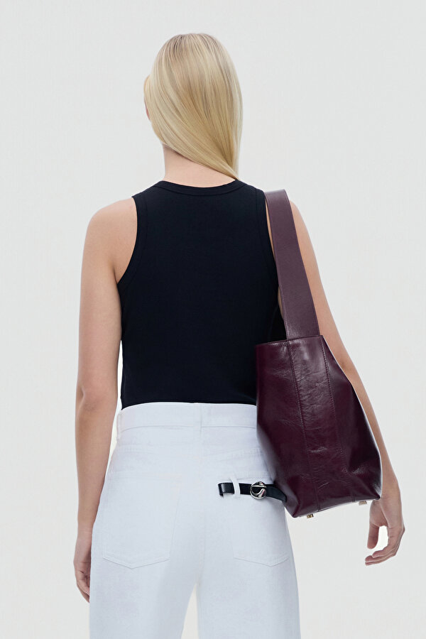 BLACK SLEEVELESS BLOUSE 2