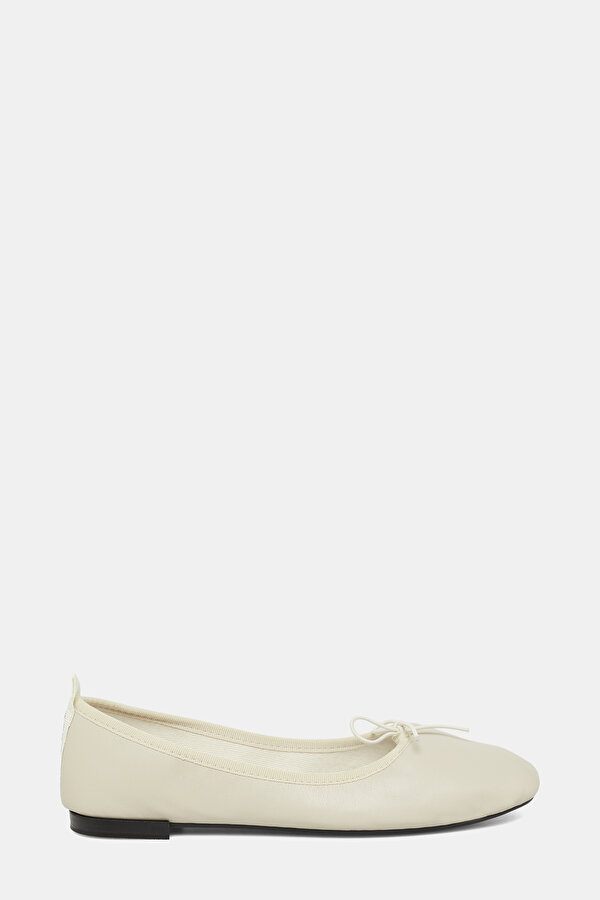 LIGHT CREAM FLAT SHOES
