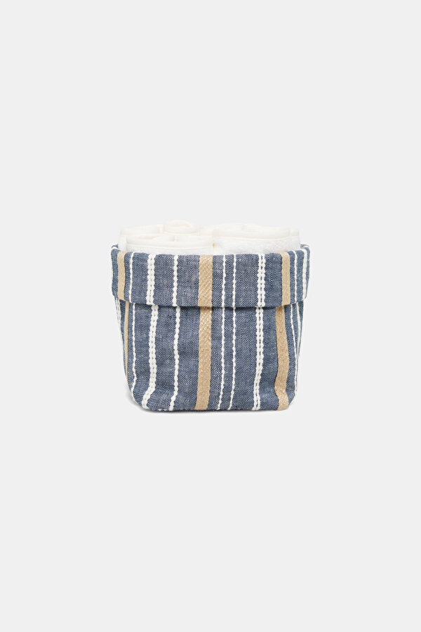 POUCH WITH TOWEL