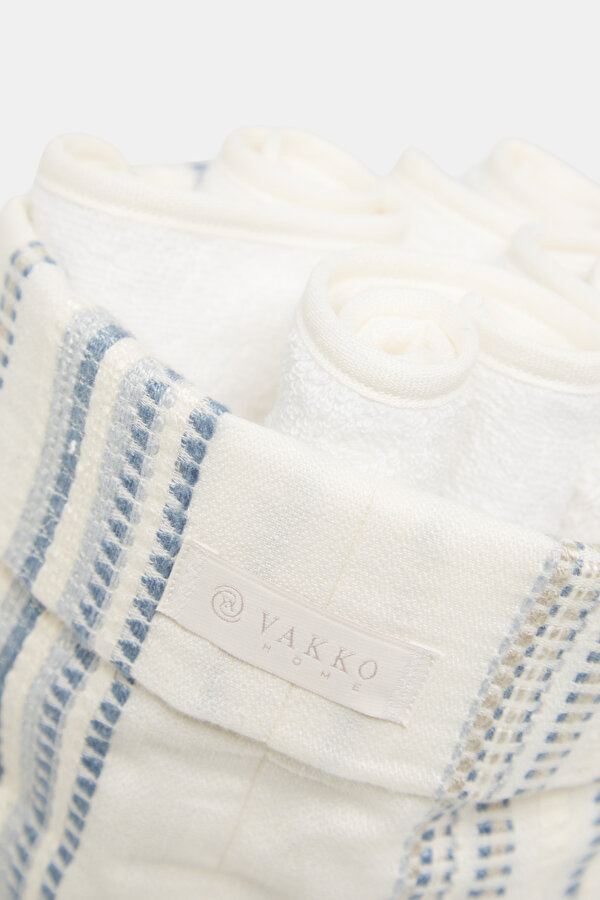 POUCH WITH TOWEL 2