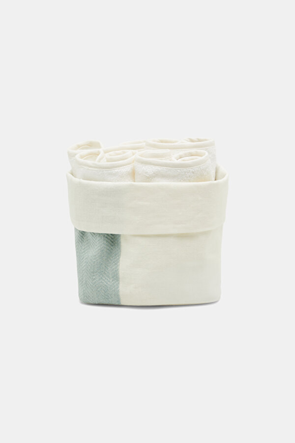 POUCHES WITH TOWELS