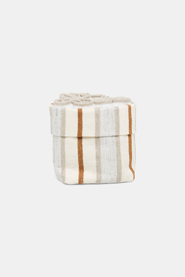 POUCH WITH TOWEL