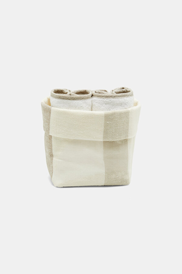 POUCHES WITH TOWELS