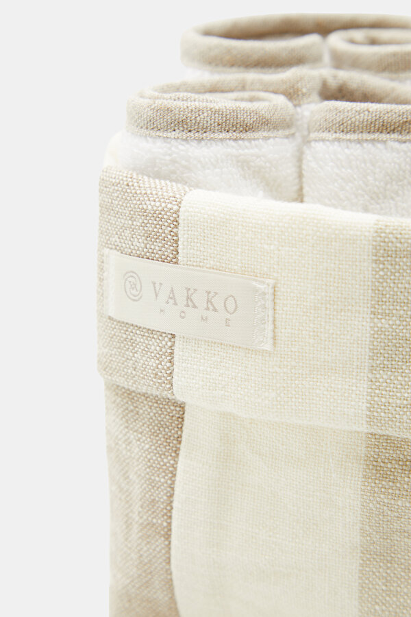 POUCHES WITH TOWELS 2