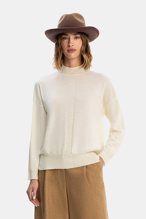 ECRU UPRIGHT COLLAR